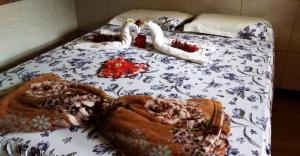 uma cama com dois cisnes em cima em Pousada Preocupacao Zero em Ubajara