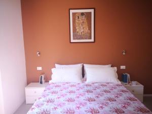 A bed or beds in a room at Il Giardino di Anna - Charming rooms in Cagliari