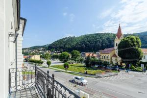 uma vista para uma cidade com um carro na rua em Apartmánový dom GRAND - Contactless Check In em Trenčianske Teplice