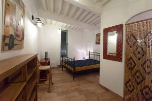 uma sala com um quarto com uma cama em La Bonne Etoile - The Good Star em Moustiers-Sainte-Marie