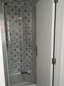 y baño con ducha y puerta de cristal. en EntreSocalcos, en Loriga