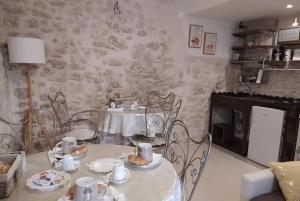 una sala da pranzo con tavolo, sedie e camino di Il viandante a Sulmona