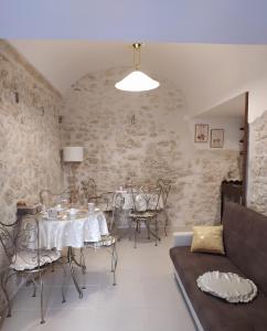 una sala da pranzo con tavolo e sedie di Il viandante a Sulmona