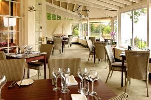 Karma Lake Of Menteith Hotel tesisinde bir restoran veya yemek mekanı