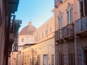 budynek z kopułą na górze w obiekcie Casetta ALU' - il tuo nido a Stampace w Cagliari