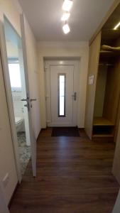 an empty room with a door and a hallway at Kräuterhotel & Restaurant Heidejäger in Mulmshorn