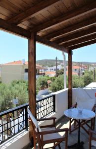 d'une terrasse avec une table et des chaises sur un balcon. dans l'établissement Koula's Place, à Elafonisos