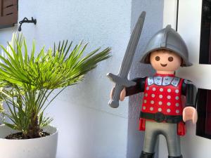 a toy soldier holding a gun next to a plant at CASA LOFT & LaMansarda in Zirndorf