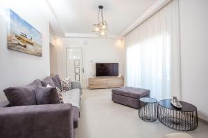 TV a/nebo společenská místnost v ubytování Kalathos Sea View House