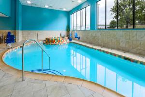 een groot zwembad met blauw water in een gebouw bij Holiday Inn Express Hotel & Suites Fort Worth Downtown, an IHG Hotel in Fort Worth