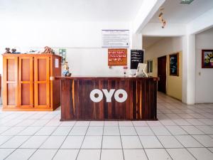 un comptoir en bois avec le mot oxy dans une pièce dans l'établissement OYO Hotel Betsua Vista Hermosa, Huatulco, à Santa Cruz Huatulco