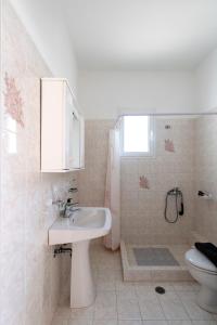 A bathroom at Panoramic View House Még 13 kép