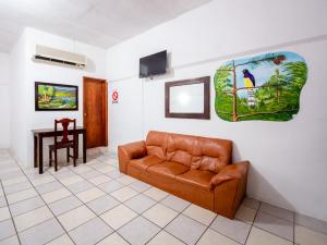 ein Wohnzimmer mit einem Sofa und einem Tisch in der Unterkunft OYO Hotel Betsua Vista Hermosa, Huatulco in Santa Cruz Huatulco