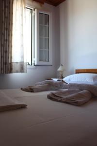 Een bed of bedden in een kamer bij Koula's Place