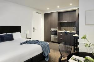 Nhà bếp/bếp nhỏ tại Punthill South Yarra Grand