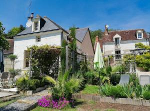 a house with a garden in front of it at Gites les petits Châteaux in Bourré