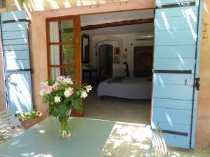 un jarrón de flores sobre una mesa en una habitación en Mas d'Auseu en Cavaillon