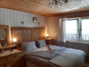 Rúm í herbergi á Bed & Breakfast Dolomiti Bey Haus Pinter