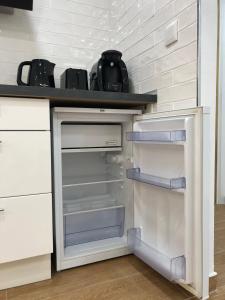 una nevera vacía con la puerta abierta en una cocina en Brand NEW Studio Centro Histórico, La Latina - Plaza Mayor, en Madrid