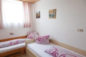 Łóżko lub łóżka w pokoju w obiekcie Haus Bucher