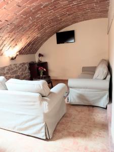 sala de estar con muebles blancos y techo de ladrillo en Casa Rural La Bodega, en Aldeadávila de la Ribera