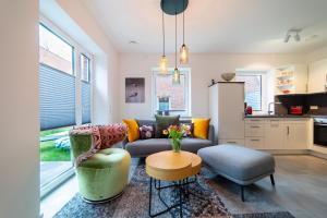 カロリーネンジールにあるFerienhaus Muschelpadd 3dのソファとテーブルのあるリビングルーム