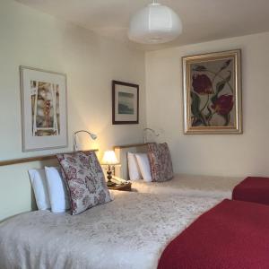 מיטה או מיטות בחדר ב-Ballyvaughan Lodge Guesthouse