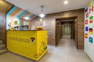 カザンにあるHostel Kukuruzaの廊下に黄色いバーがあるレストラン