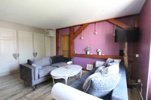 een woonkamer met een bank en een tafel bij Colmar City Center - Apartment Duplex MARIGNY - BookingAlsace in Colmar