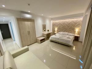 Posteľ alebo postele v izbe v ubytovaní AGRELLI Hotel & Suites