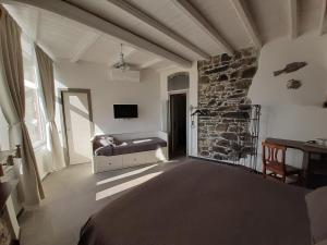 1 dormitorio con cama y pared de piedra en 5 TERRE PELAGOS 2, en Manarola