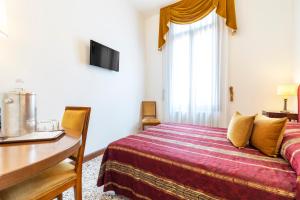 Postel nebo postele na pokoji v ubytování Palazzo Schiavoni Residenza d'epoca & Suite-Apartments
