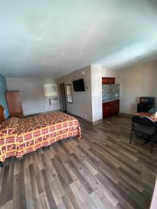 Кровать или кровати в номере Red Carpet Inn Daytona Beach