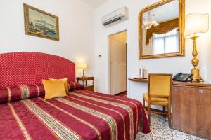 Postel nebo postele na pokoji v ubytování Palazzo Schiavoni Residenza d'epoca & Suite-Apartments