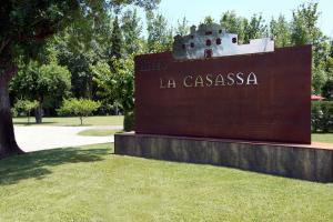 Ein Schild, auf dem la Cassa in einem Park steht. in der Unterkunft Mas la Casassa in Sant Gregori