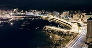 カマリーニャスにあるPension Catro Ventosの港の夜景