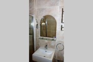 La salle de bains est pourvue d'un lavabo et d'un miroir. dans l'établissement St Nicholas, à La Valette