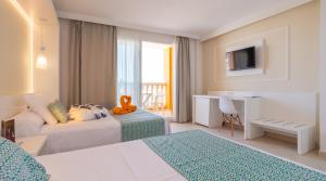 Postel nebo postele na pokoji v ubytování Gran Hotel Peñiscola