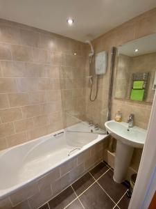 uma casa de banho com uma banheira e um lavatório em The Hideaway em Northallerton