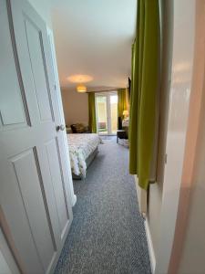 uma sala com um quarto com uma cama e uma porta em The Hideaway em Northallerton