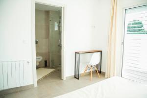 Vannas istaba naktsmītnē Modern apt with garden 5mn from Carthage and SidiBou