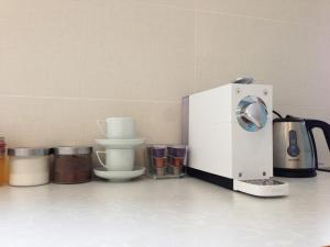 STM3 Apartman في بيتْش: طاولة مطبخ مع آلة صنع القهوة وغيرها من الأجهزة