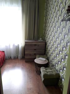 クリニツァ・ズドルイにあるPokoje Gościnne Vidaのリビングルーム(椅子、テーブル付)