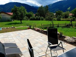 Afbeelding uit fotogalerij van Oberland-Ferienwohnung inkl Königscard bis zu 150 Attraktionen inkl in Unterammergau