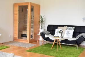 sala de estar con sofá negro y mesa en Wellness apartments Florenc, en Praga