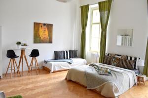 Postel nebo postele na pokoji v ubytování Wellness apartments Florenc