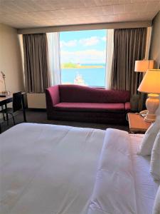 Una cama o camas en una habitación de Confederation Place Hotel