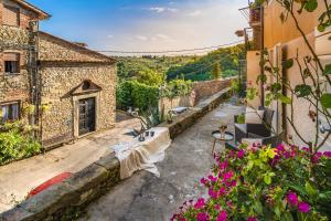 uma vista para um beco com flores em Casa Collodi Castello em Collodi