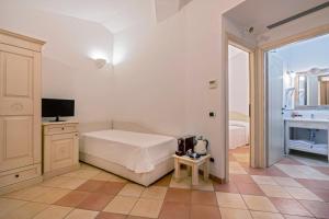 Кровать или кровати в номере Porto Giunco Residence