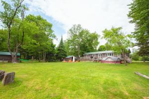 גינה חיצונית ב-Beautiful 3 Bdrm + Bunkie Waterfront Cottage Near Gull Lake